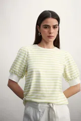 Remera blanca con rayas horizontales color verde claro, mangas cortas abullonadas con puño blanco.