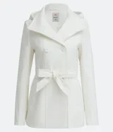 Campera alargada color blanco, confeccionada en polivelour, con cuello alto doblable, mangas largas, abotonado frontal doble, bolsillos y cinturón.