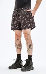 Short de baño negro con estampado de calaveras, dagas, serpientes, anclas y aves.
