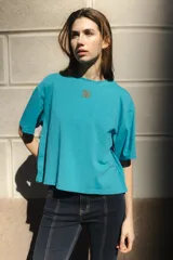 Remera celeste con logo bordado en el pecho, de corte cuadrado y mangas cortas.