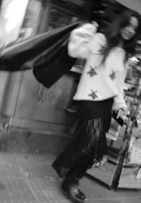 Sweater tejido a mano en lana merino color crudo, con cuello redondo y diseño de abejas bordadas en el frente.