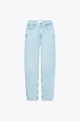 Pantalón de jean celeste claro, de corte mom fit, tiro alto y largo tobillero.