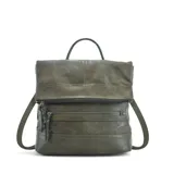 Mochila verde de símil cuero con tapa y broches magnéticos, bolsillo frontal, interior con división y bolsillos internos. Correas desmontables que permiten transformarla en cartera.