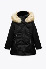Anorak negro resistente al agua y al viento con aislamiento térmico, cuello alto con capucha desmontable con borde de piel sintética, mangas largas con puños interiores de neopreno, bolsillos delanteros con cierre de cremallera y forro polar, cintura entallada con elástico interior y cierre frontal con cremallera y solapa con botones a presión.