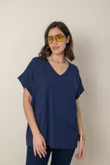 Remera azul marino con escote en V y mangas cortas.