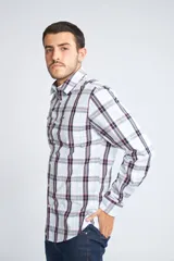 Camisa de hombre a cuadros color beige y azul marino, de corte slim fit, con mangas largas, cartera abotonada y logo bordado en el pecho. Confeccionada en algodón.