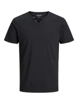 Camiseta negra de manga corta con cuello dividido y cierre de dos botones.