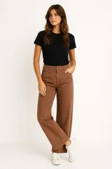 Pantalón de jean color crudo, de corte recto y tiro alto, con bolsillos delanteros y traseros.