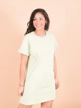 Vestido corto color verde claro, de corte recto y mangas cortas con dobladillo.