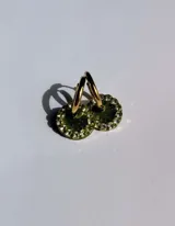 Par de aros dorados con dije circular de resina color terracota con glitter y borde de strass.