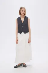 Falda midi de jean color blanco, con corte evasé y ruedo desflecado.