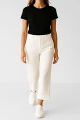 Pantalón blanco de lino y viscosa, de tiro alto y corte ancho.