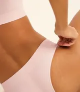 Bombacha bikini blanca de poliamida texturizada sin costuras.