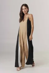 Mono largo de diseño holgado con breteles finos y escote en V. Presenta un diseño tricolor con bloques verticales en beige, negro y blanco.