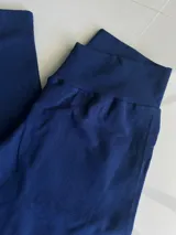 Calza larga de lycra color gris oscuro, de corte recto y cintura alta.