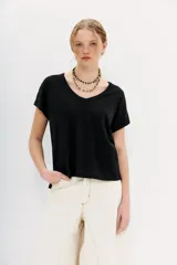 Remera celeste de algodón con escote en V y mangas cortas.