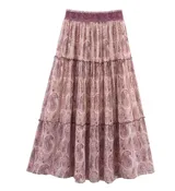 Falda larga de gasa estampada con motivos paisley en tonos rosados y morados. Presenta cintura elastizada y corte escalonado con volantes.