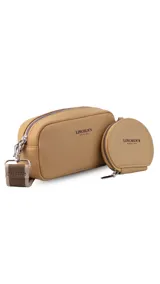 Bandolera pequeña color negro, de material símil cuero, con forma rectangular y cierre superior. Incluye un monedero redondo desmontable con cierre, ambos con logo grabado en blanco. La correa es ancha y de tela con diseño a rayas en blanco y negro.