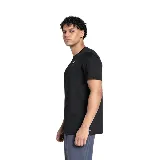 Remera deportiva Puma color negro, de corte clásico, con logo estampado en el pecho.