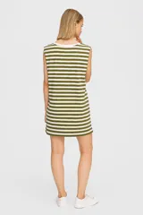 Vestido corto de algodón, sin mangas, con cuello redondo y patrón de rayas horizontales en blanco y negro.