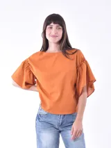Blusa color naranja con mangas abullonadas.