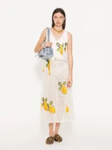 Vestido largo de broderie calado blanco con bordado de lentejuelas y estampado de limones.