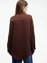 Camisa negra de viscosa con botones frontales y mangas largas.