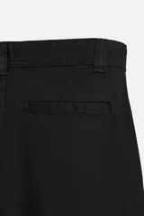 Pantalón negro de corte recto confeccionado en tejido de algodón.