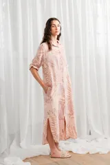 Vestido camisero largo color ocre, de lino, con cuello camisero, abotonado al frente y mangas 3/4 con trabilla.