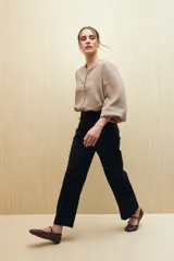 Pantalón recto negro de algodón con tiro medio y bolsillos delanteros.