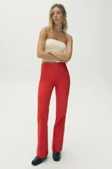 Pantalón rojo de tiro alto con corte flare.