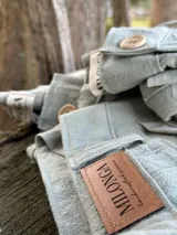 Pantalón de campo verde lavado confeccionado en tusor suave y resistente, de forma artesanal. Diseño versátil, pensado tanto para el campo como para la ciudad, o para un look relajado con estilo.