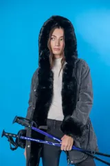 Campera negra con cuello y detalles en puños de piel sintética.