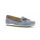 Zapato mocasín azul con detalles en marrón, con perforaciones decorativas y lazo en la parte delantera.