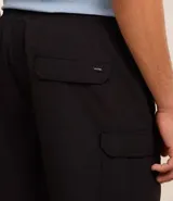 Bermuda masculina color marrón confeccionada en poliamida, con cintura elástica ajustable con cordón, sin estampa y con bolsillos cargo laterales. Marca Blue Steel.
