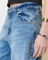 Jean celeste de fit relajado con pinzas a la altura de la rodilla que le dan un corte levemente barrel. Tiene cartera con cierre metálico y botón Naum niquel. Bolsillos laterales con remache metálico en delantero. En la espalda, tiene 2 bolsillos plaque. Tiro medio. Lavado stone.