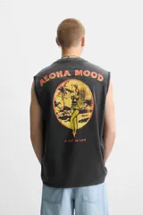 Musculosa negra con efecto lavado y estampado frontal con la frase "Aloha Mood, a way of life" en color naranja.