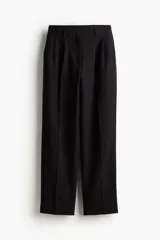 Pantalón de vestir negro con pinzas, corte recto y bolsillos laterales.