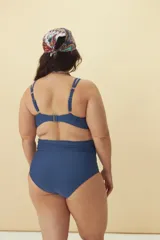 Top de bikini negro con breteles finos y copas triangulares.