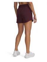 Short deportivo gris con cintura elástica y bolsillos laterales.