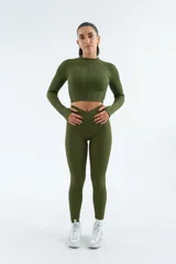 Calza larga verde militar de lycra acanalada, tiro alto y pretina ancha.