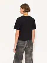 Remera blanca de algodón de corte recto y mangas cortas.