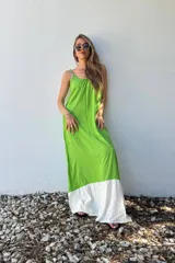 Vestido largo verde con corte recto y falda blanca.