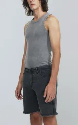 Musculosa básica de tela Morley con moldería slim-fit, ideal para actividades deportivas y rutina diaria.