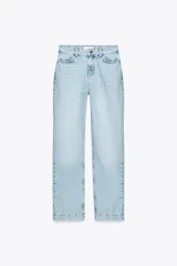 Pantalón de jean celeste de corte recto y largo, con tiro medio y cinco bolsillos.