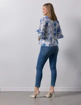 Blusa de gasa blanca, marca Sioni, con mangas 3/4 y aplique de volados.