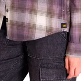 Camisa de franela a cuadros color crema, rosa y marrón, de corte relajado, con bolsillos en el pecho, cierre frontal con botones metálicos y puños abotonados.