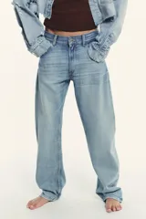 Pantalón de jean celeste de corte recto, tiro medio, con cinco bolsillos y presillas para cinturón.