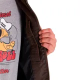 Chaqueta Caterpillar negra con cierre frontal, cuello clásico y bolsillo con cierre en el pecho izquierdo. Forro estampado con el logo de Caterpillar y bolsillo interior.