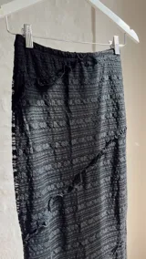 Pollera larga negra de tiro alto con abertura lateral.